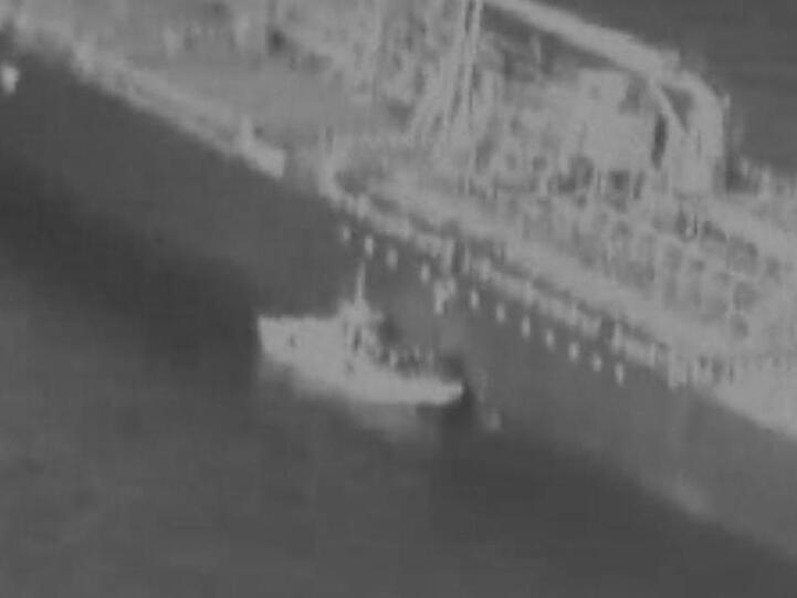Ein Screenshot aus dem von den USA veröffentlichen "Beweis-Video": Das Foto zeigt angeblich ein iranisches Schnellboot längsseits des Tankers "Kokuka Courageous".