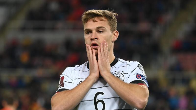 Bundestrainer Hansi Flick hat Joshua Kimmich in der Impfdebatte verteidigt.