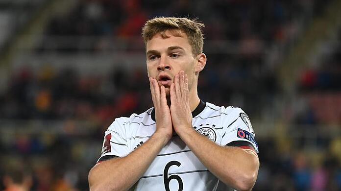 Bundestrainer Hansi Flick hat Joshua Kimmich in der Impfdebatte verteidigt.