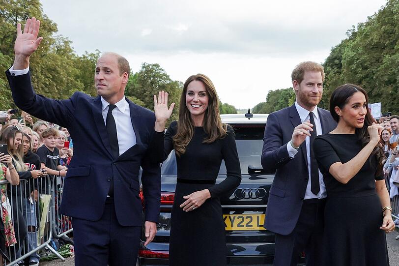 "The Fab Four reunited" (v. l.): William und Kate mit Harry und Meghan vor Schloss Windsor.