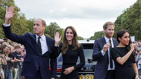 "The Fab Four reunited" (v. l.): William und Kate mit Harry und Meghan vor Schloss Windsor.