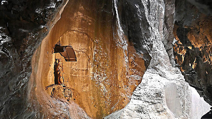 Die mehr als 100 Jahre alte Madonna steht nach ihrer Restaurierung wieder in der Partnachklamm. Die mehr als 100 Jahre alte Madonna steht nach ihrer Restaurierung wieder in der Partnachklamm.