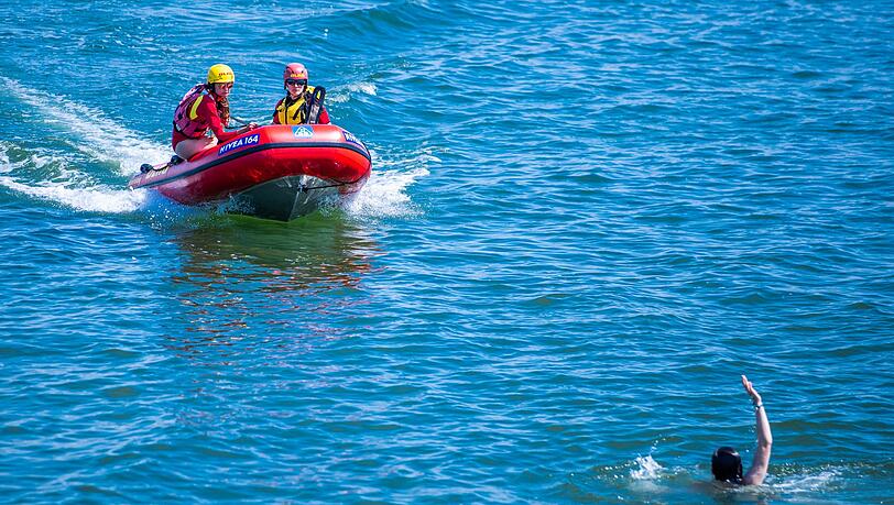 Die DLRG-Lebensretter gehen im laufenden Jahr von weniger Badetoten aus als noch 2024. (Archivbild)
