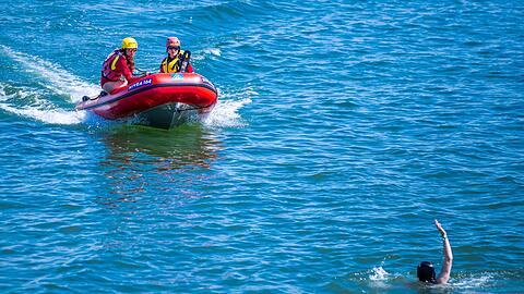 Die DLRG-Lebensretter gehen im laufenden Jahr von weniger Badetoten aus als noch 2024. (Archivbild)
