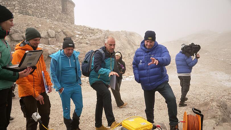 Die Alpen sind besonders vom Klimawandel betroffen: Ministerpr&auml;sident Markus S&ouml;der informiert sich &uuml;ber aktuelle Forschungsprojekte zu Geo-Risiken.