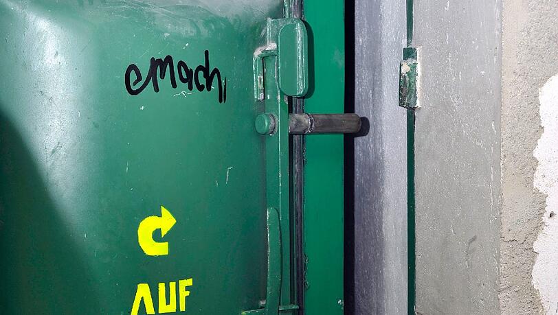 Rein kommt, wer Kraft hat: Die Tür zum Bunker. Rein kommt, wer Kraft hat: Die Tür zum Bunker.