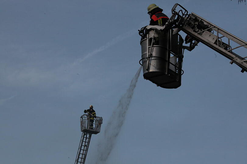 Aufräumarbeiten nach dem Mega-Brand in Heldenstein: Die Feuerwehr kann noch nicht aufatmen und kümmert sich um die Brandruine. Bei dem Feuer ist ein Schaden von etwa einer Million Euro entstanden.