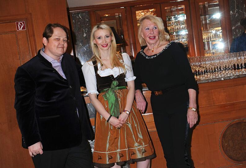 Bei einer Modenschau mit Nerz und Juwelen im Mandarin Oriental spricht Fürstin Manni zu Sayn-Wittgenstein aus, was wirklich zählt &ndash; und was &bdquo;Bödsinn&ldquo; ist.