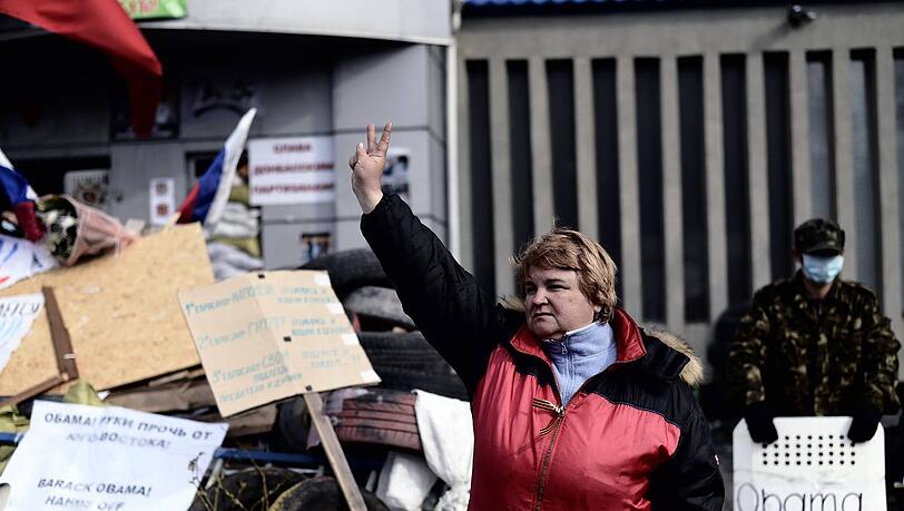 Eine pro-russische Demonstrantin macht vor einem Verwaltungsgebäude in Lugansk das Victory-Zeichen. Eine pro-russische Demonstrantin macht vor einem Verwaltungsgebäude in Lugansk das Victory-Zeichen.