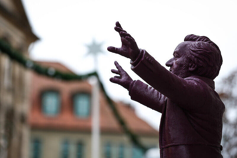 Eine Plastik-Figur des Künstlers Ottmar Hörl, die den dirigierenden Komponisten Richard Wagner darstellt, steht 19.12.2014 auf seinem Betonsockel entlang des "Walk of Wagner" in Bayreuth (Bayern). Viele der Figuren wurden mittlerweile gestohlen oder durch Vandalismus zerstört.