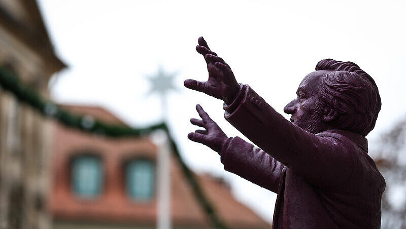 Eine Plastik-Figur des Künstlers Ottmar Hörl, die den dirigierenden Komponisten Richard Wagner darstellt, steht 19.12.2014 auf seinem Betonsockel entlang des "Walk of Wagner" in Bayreuth (Bayern). Viele der Figuren wurden mittlerweile gestohlen oder durch Vandalismus zerstört. Eine Plastik-Figur des Künstlers Ottmar Hörl, die den dirigierenden Komponisten Richard Wagner darstellt, steht 19.12.2014 auf seinem Betonsockel entlang des "Walk of Wagner" in Bayreuth (Bayern). Viele der Figuren wurden mittlerweile gestohlen oder durch Vandalismus zerstört.