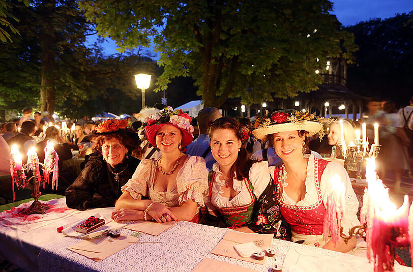 Der Kocherlball am Chinesischen Turm: die schönsten Bilder vom Tanzen im Englischen Garten.