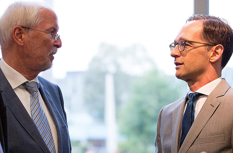 Bundesjustizminister Heiko Maas (r) und der scheidende Generalbundesanwalt Harald Range unterhalten sich im Paul Löbe Haus in Berlin zu Beginn der Sitzung.