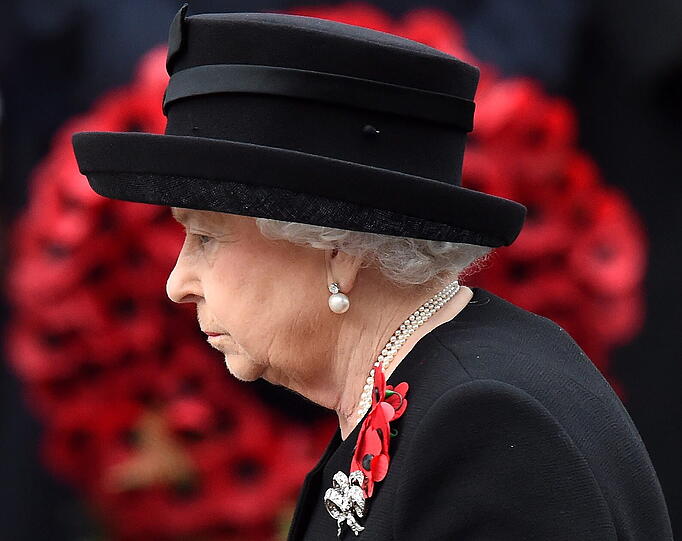 Queen Elizabeth II. bei der Kranzniederlegung