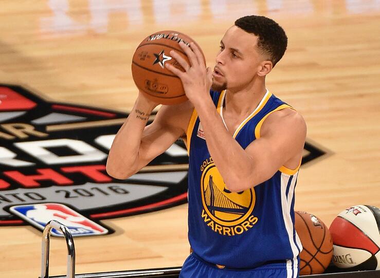 Er ist der Meister der Distanzwürfe: Stephen Curry würde von einer Vierpunktelinie profitieren.