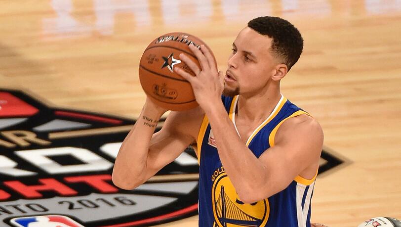 Er ist der Meister der Distanzwürfe: Stephen Curry würde von einer Vierpunktelinie profitieren. Er ist der Meister der Distanzwürfe: Stephen Curry würde von einer Vierpunktelinie profitieren.