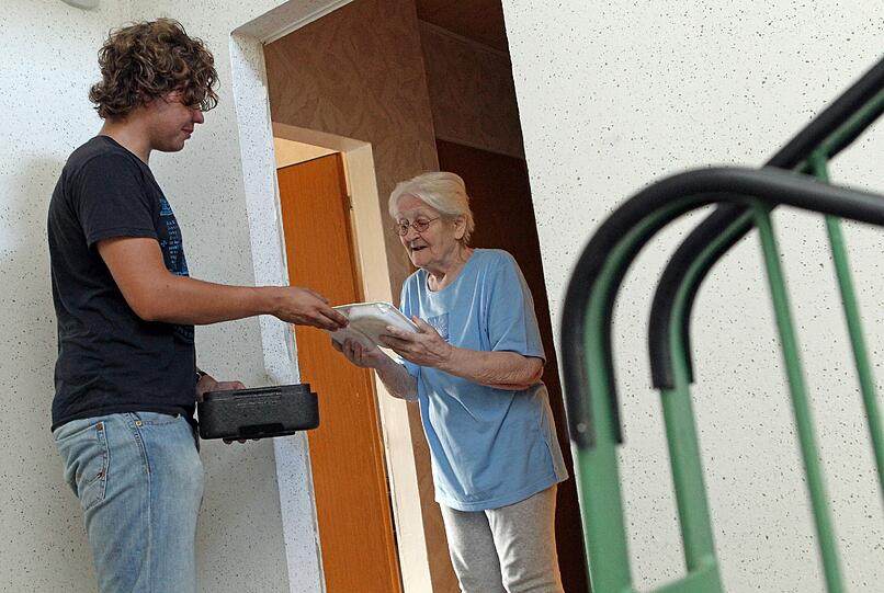 Essen auf Rädern: Ein Zivildienstleistender bringt einer Seniorin ihr Mittagessen. Das Foto ist von 2010. Ein Jahr später wurde die Wehrpflicht und damit auch der Zivildienst abgeschafft.