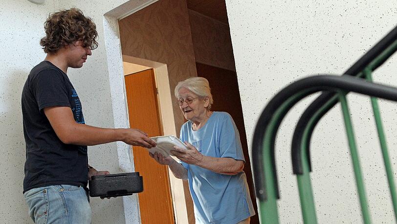 Essen auf Rädern: Ein Zivildienstleistender bringt einer Seniorin ihr Mittagessen. Das Foto ist von 2010. Ein Jahr später wurde die Wehrpflicht und damit auch der Zivildienst abgeschafft. Essen auf Rädern: Ein Zivildienstleistender bringt einer Seniorin ihr Mittagessen. Das Foto ist von 2010. Ein Jahr später wurde die Wehrpflicht und damit auch der Zivildienst abgeschafft.