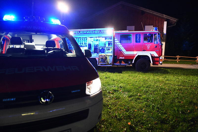 Der junge Autofahrer kam von der Straße ab und prallte gegen eine Baum.