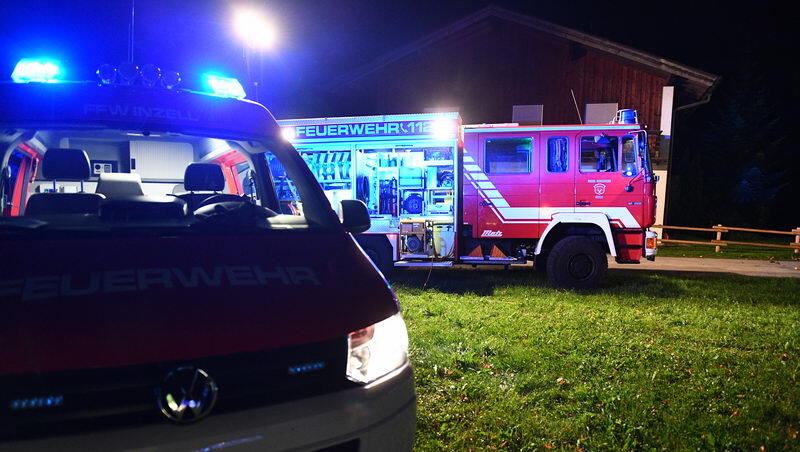 Der junge Autofahrer kam von der Straße ab und prallte gegen eine Baum. Der junge Autofahrer kam von der Straße ab und prallte gegen eine Baum.