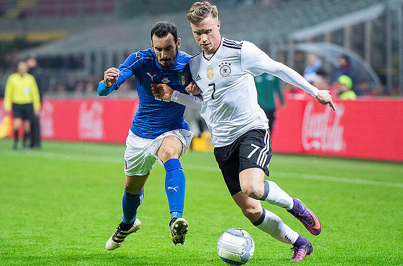 YANNICK GERHARDT - NOTE 3: Länderspiel-Debüt für den Wolfsburger. Mit der &bdquo;7&ldquo; agierte er über links frech und mutig, zeigte Zug zum Tor. Mit Defiziten in der Defensive.