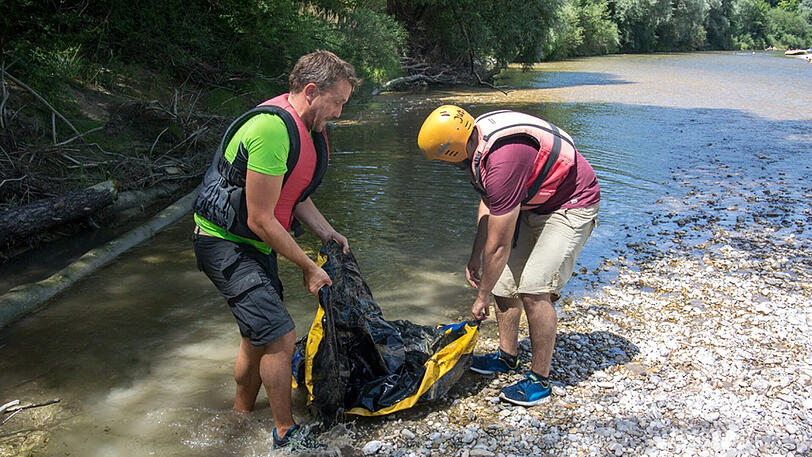Reichlich Müll sammelten die freiwilligen Helfer am Sonntag auf der Isar ein. Die Bilder der RamaDama-Aktion.