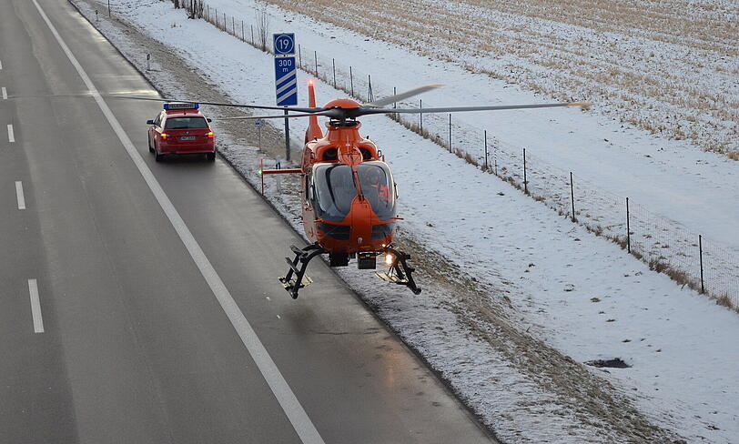 Völlig demoliert blieb der Wagen auf der Autobahn liegen.