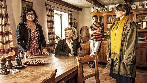 Schauspieler aus Falsche Siebziger: Gundi Ellert, Ilse Neubauer, Sebastian Bezzel und Kathrin von Steinburg (v. li.).