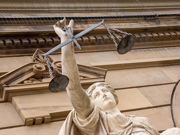 Vor dem Landgericht Ulm hält eine Statue der Justitia eine Waagschale. Foto: Stefan Puchner/dpa/Symbolbild