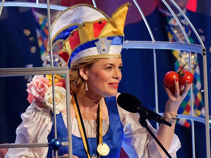 Julia Klöckner im "Narrenkäfig".
