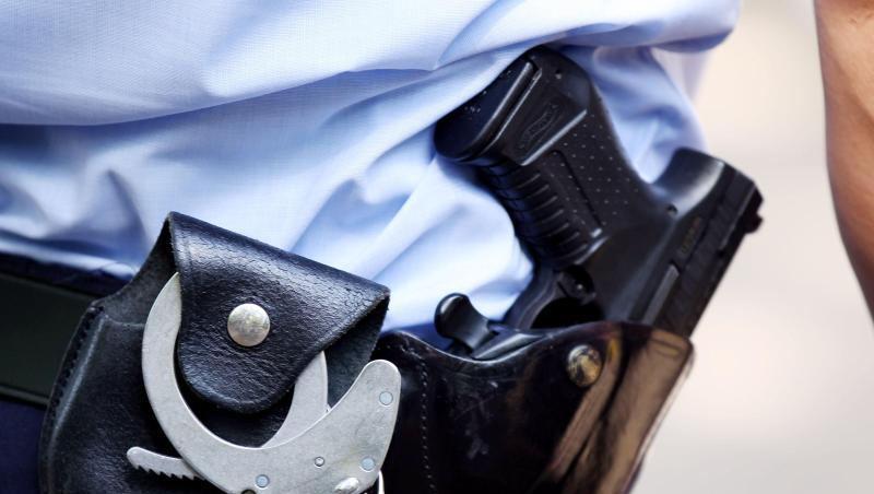 Ein Polizist trägt Handschellen und eine Pistole am Gürtel. Foto: Oliver Berg/Archivbild Ein Polizist trägt Handschellen und eine Pistole am Gürtel. Foto: Oliver Berg/Archivbild