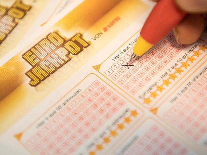 Eine Kundin füllt einen Eurojackpot-Lotterie-Schein aus.