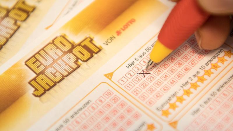Eine Kundin füllt einen Eurojackpot-Lotterie-Schein aus. Eine Kundin füllt einen Eurojackpot-Lotterie-Schein aus.