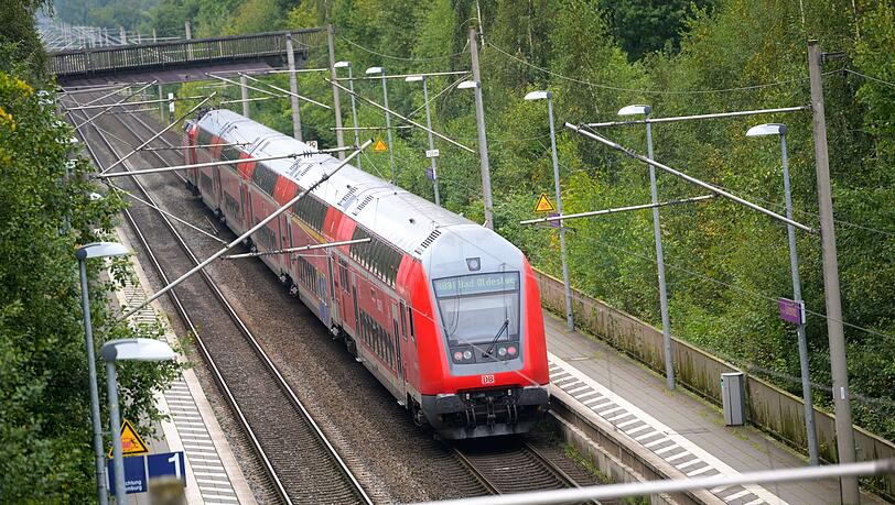 Die Bahnstrecke musste vorübergehend gesperrt werden. (Symbolbild)