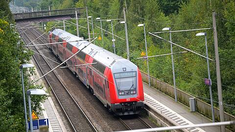 Ein Regionalzug der Deutschen Bahn fährt durch einen Bahnhof.