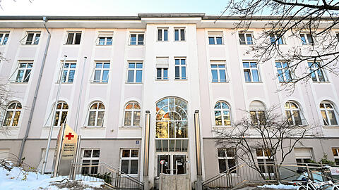 Die Frauenklinik des Rotkreuzklinikums an der Taxisstraße soll 2025 ins Haupthaus am Rotkreuzplatz umziehen.