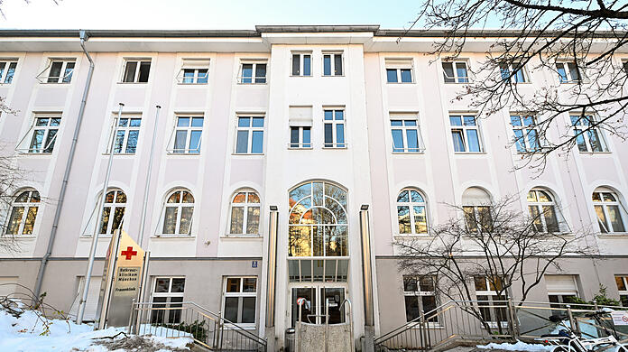 Die Frauenklinik des Rotkreuzklinikums an der Taxisstraße soll 2025 ins Haupthaus am Rotkreuzplatz umziehen.
