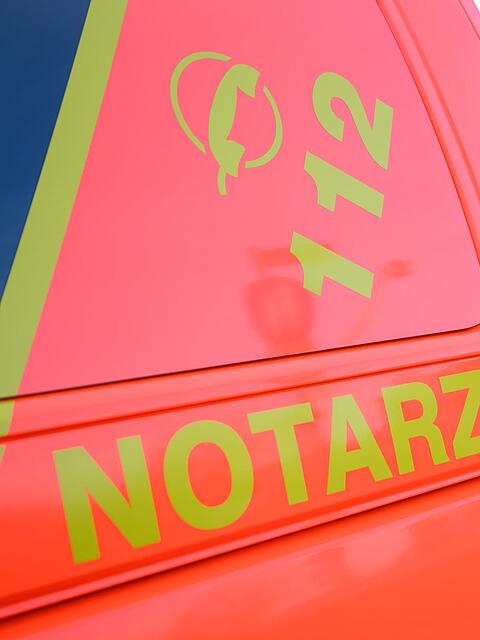 In Bogenhausen ist eine 20-Jährige von einem Baukran gestürzt und hat sich dabei schwer verletzt. (Symbolbild)