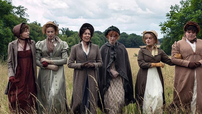 Mrs. Bennet (Olivia Colman, 3.v.l.) im Kreise ihrer Töchter (u.a. Emma Corrin, l.)