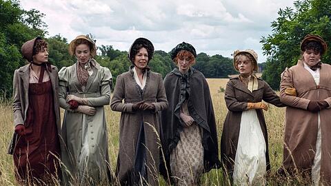 Mrs. Bennet (Olivia Colman, 3.v.l.) im Kreise ihrer Töchter (u.a. Emma Corrin, l.)