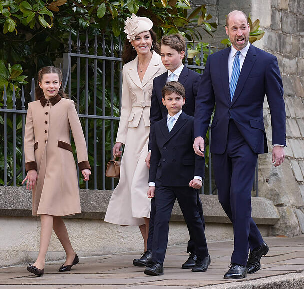 Zur Ostermesse in Windsor erschienen Prinzessin Kate und Prinz William mit ihren drei Kindern. Vor allem Charlotte (li.) f&uuml;hlt sich vor den Kameras sichtlich wohl.