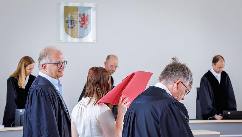Die Angeklagte schweigt bislang zu den Vorwürfen. Die Angeklagte schweigt bislang zu den Vorwürfen.
