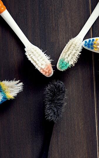 Allein aus hygienischen Gründen können Sie Zahnbürsten natürlich nicht ewig verwenden. Doch bevor Sie die benutzte Bürste gleich in die Tonne werfen, lassen Sie sie noch als Putzhilfe für Sie arbeiten. Die feinen Borsten eignen sich wunderbar, um hartnäckige Flecken aus Ihrer Kleidung zu bürsten. Schwer zu reinigende Rillen in der Küche, zum Beispiel am Herd oder Spülbecken, lassen sich so in wenigen Sekunden putzen. Allein aus hygienischen Gründen können Sie Zahnbürsten natürlich nicht ewig verwenden. Doch bevor Sie die benutzte Bürste gleich in die Tonne werfen, lassen Sie sie noch als Putzhilfe für Sie arbeiten. Die feinen Borsten eignen sich wunderbar, um hartnäckige Flecken aus Ihrer Kleidung zu bürsten. Schwer zu reinigende Rillen in der Küche, zum Beispiel am Herd oder Spülbecken, lassen sich so in wenigen Sekunden putzen.