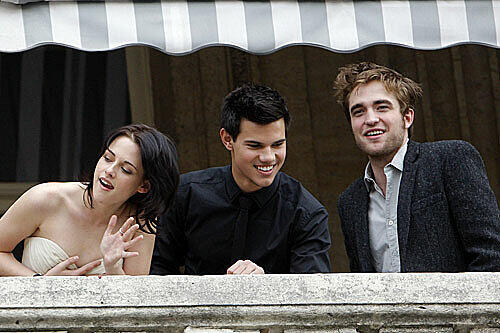 Verzaubern ihre Fans: Die &bdquo;Twilight&ldquo;-Stars Kristen Stewart, Taylor Lautner und Robert Pattinson (r.) sind Gäste des HVB-Jugendtreffs in der Olympiahalle.
