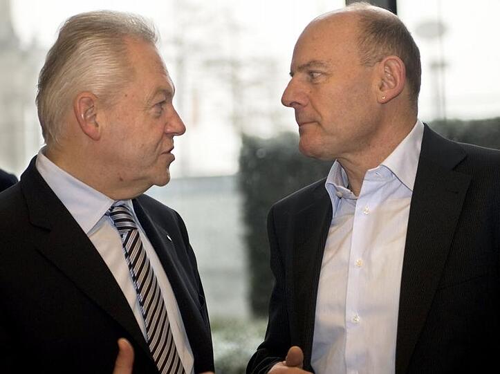 Winfried Hermann (Grüne), fordert von Bahnchef Rüdiger Grube (L) besseres Training für die Mitarbeiter