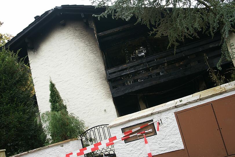 Völlig verkohlt: Brenos Villa in Grünwald ist völlig abgefackelt. Jetzt ermittelt die Staatsanwaltschaft gegen den Bayern-Star