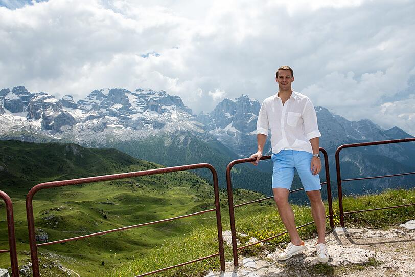 Manuel Neuer in den Bergen: Er nutzt den trainingsfreien Montagvormittag und lässt sich im schönen Bergpanorama ablichten.