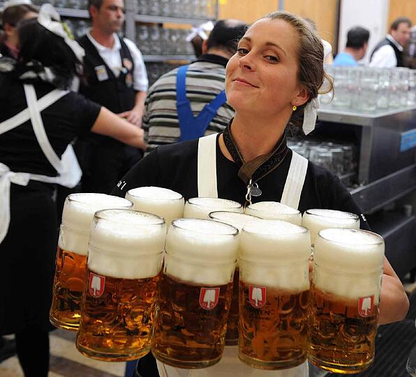 Beschäftigte: Rund 8000 fest angestellte und 5000 wechselnde Arbeitskräfte sind an den 16 Festtagen im Einsatz.