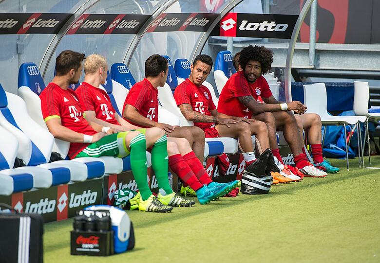 Prominent besetzt: Bayerns Ersatzbank mit Ulreich, Rode, Bernat, Thiago und Dante.