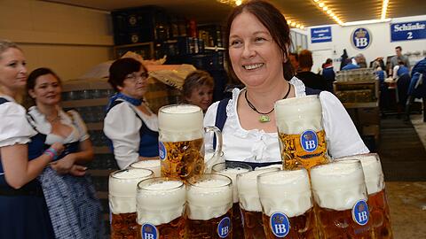 Neue Maßkrüge auf der Wiesn sorgen für Diskussionen: Ist auch wirklich richtig eingeschenkt?